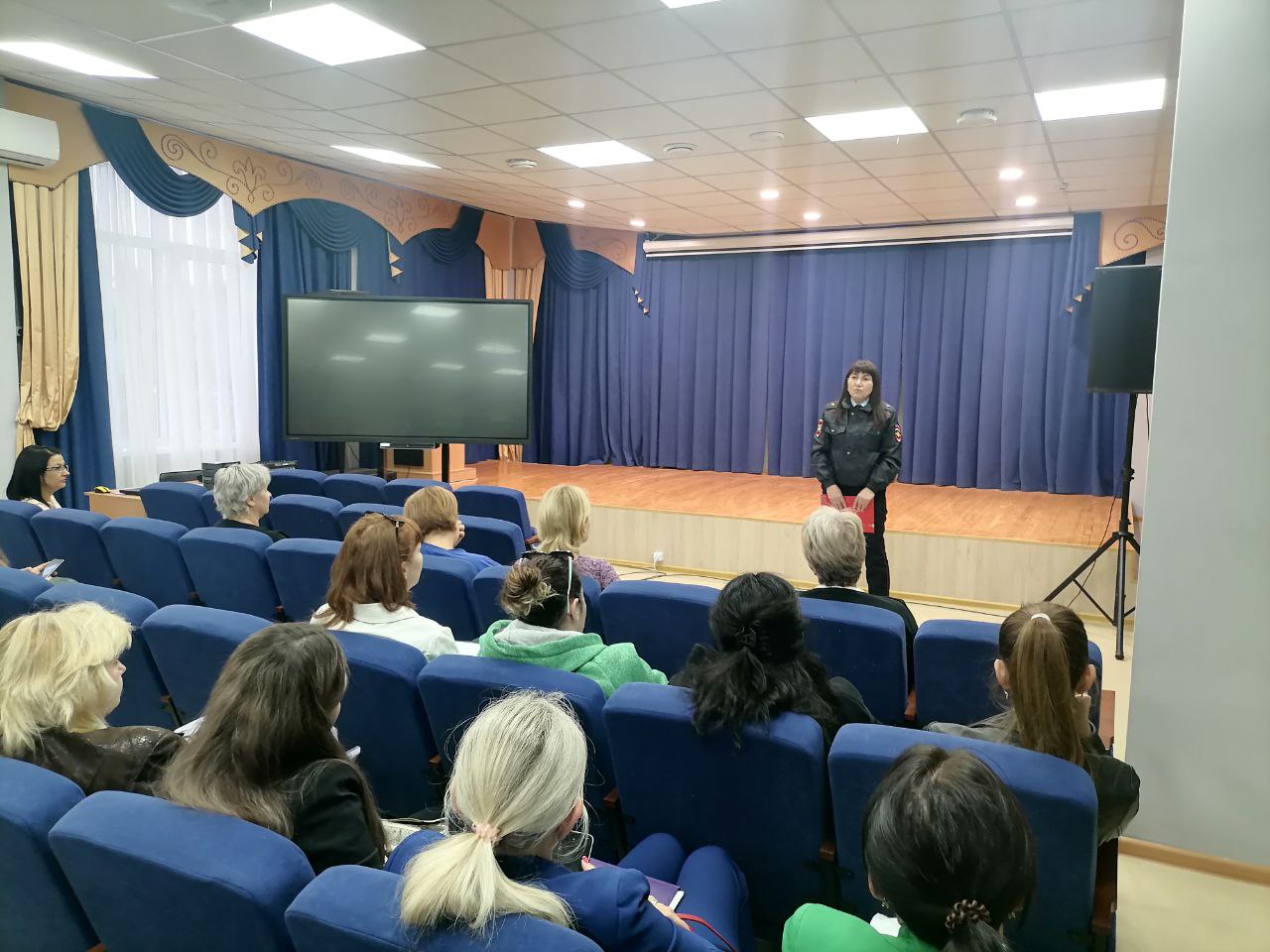 В общеобразовательной школе №43 ст. Северской провели общешкольное родительское собрание, посвященное безопасности детей в период осенних школьных каникул