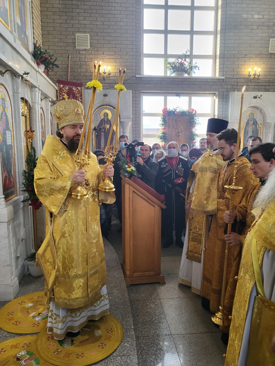 Митрополит Екатеринодарский и Кубанский Григорий посетил Северский район, провел Божественную литургию в храме святителя Спиридона Тримифунтского, освятил часовню в честь святых мучеников Флора и Лавра