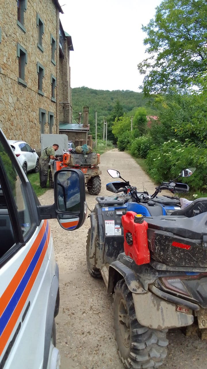 2 жителя  Краснодарского края совершали поездку на квадроциклах в районе горы Папай. 1 квадроцикл поломался и далее оборвалась связь с ними. Заявка о помощи поступила из г. Краснодара. Организован поиск пострадавших. Аварийно-спасательный отряд совместно 