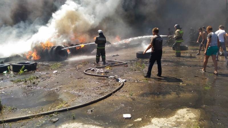 с. Львовском загорелись БУ покрышки
