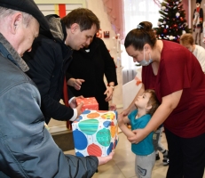 Новогодняя радость для детей, оставшихся без попечения родителей